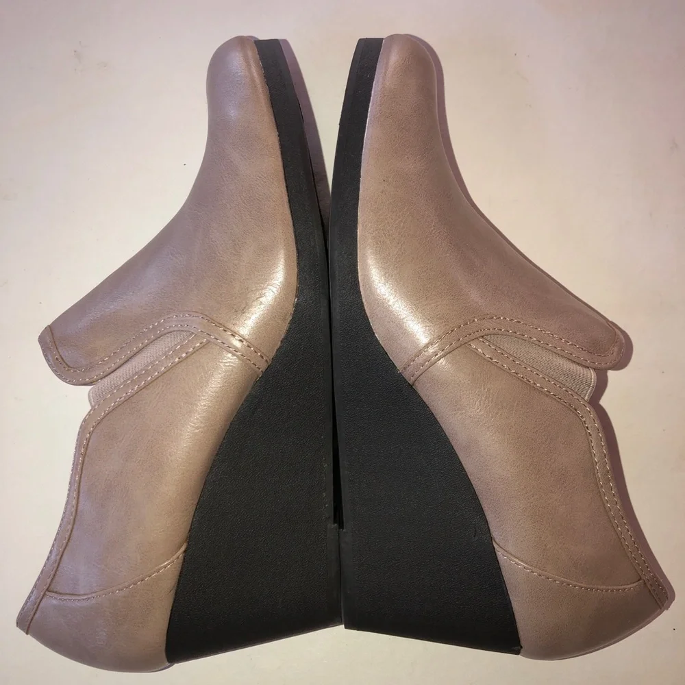 LIFE STRIDE Wedge Ankle Boots Slip-On Beige NWOB (10 M)